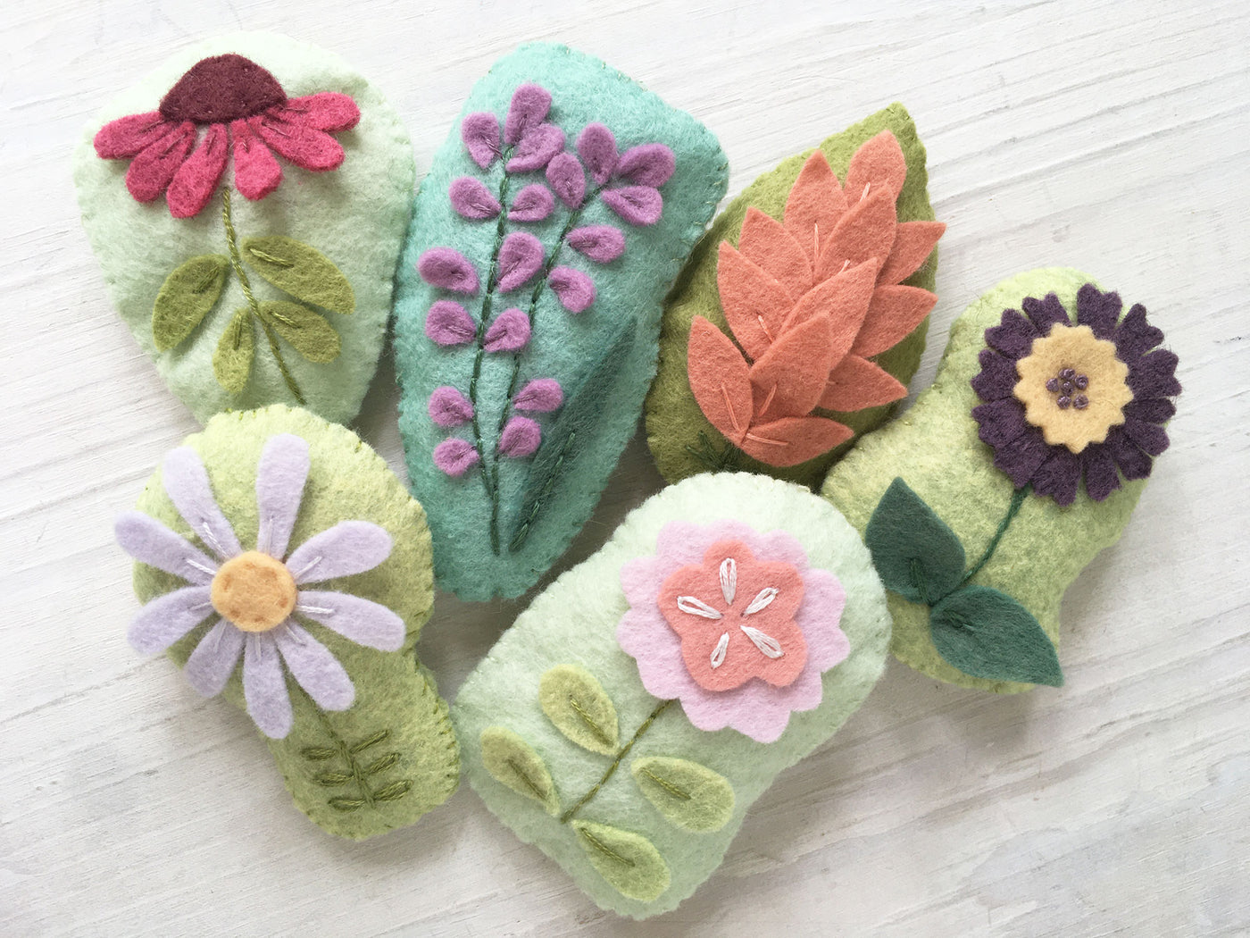 25 x SMALL WOOL BLEND FELT FLOWERS - CHOICE OF COLOURS/CRAFTS/APPLIQUE