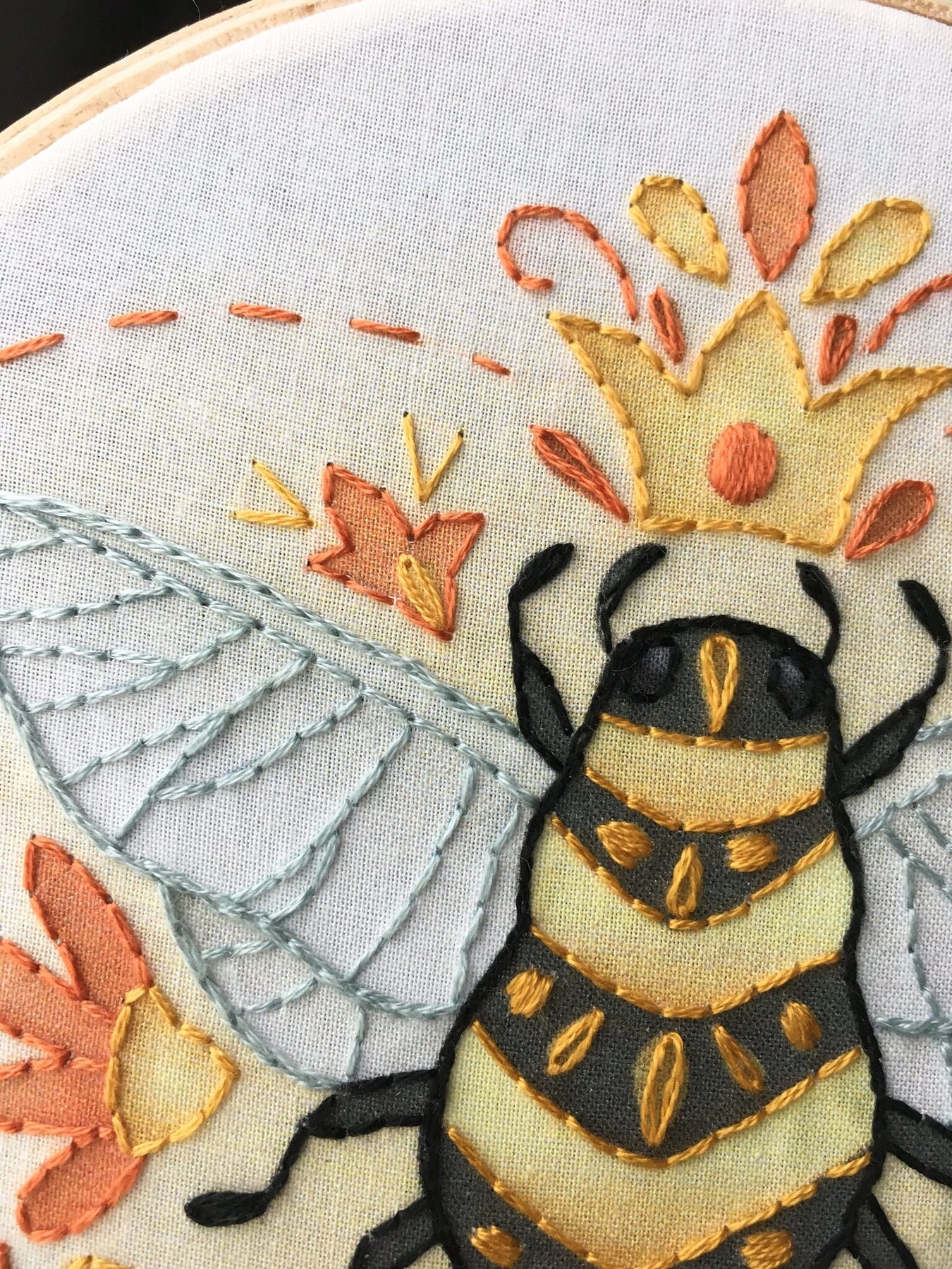 Queen Bee Beginner Embroidery pattern PDF download – Little Dear Shop